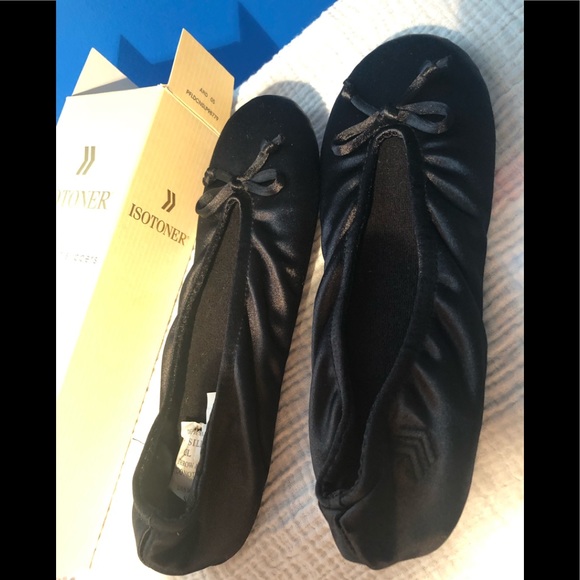 ISOTONER classic satinSlippers Black New in Box
